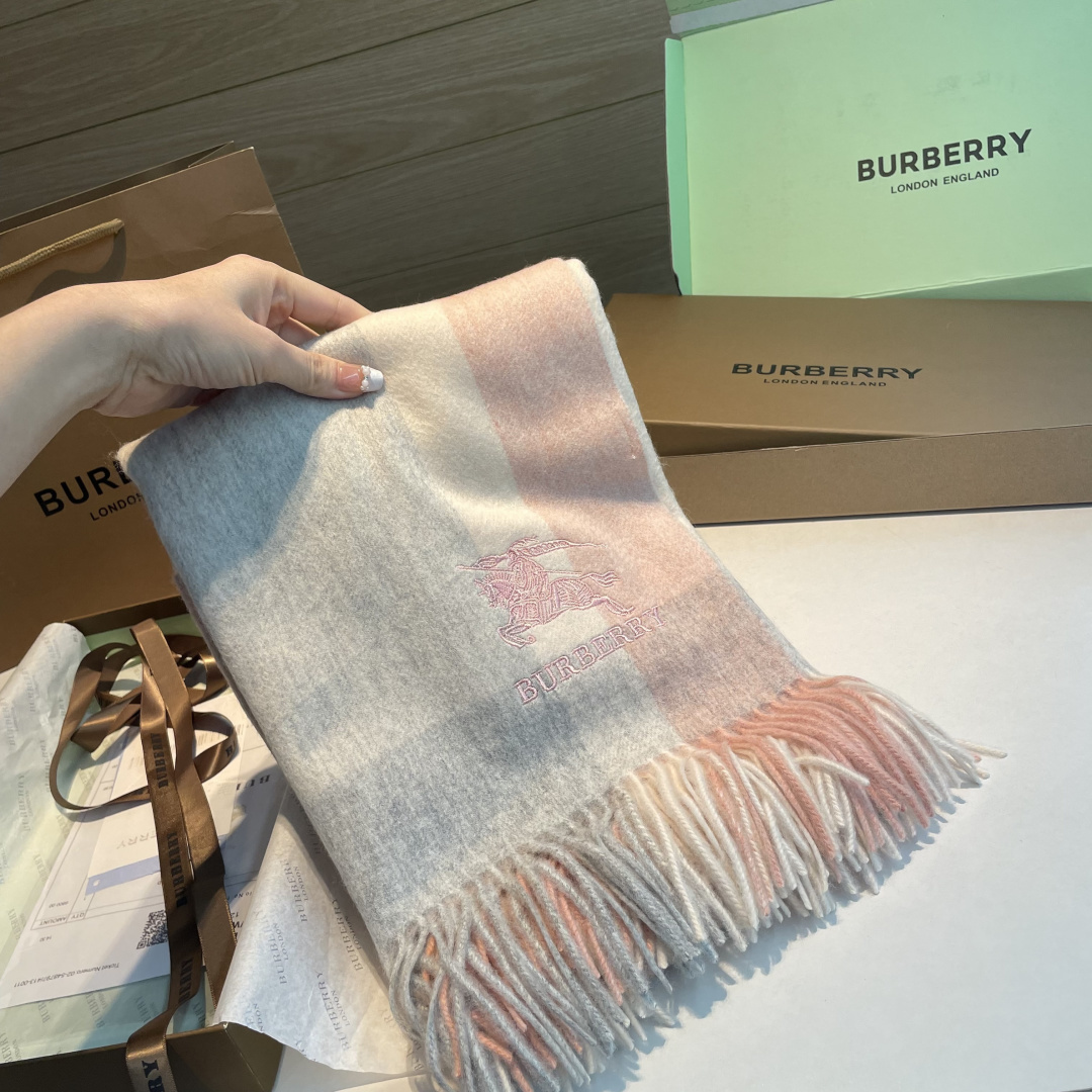 Burberry 巴宝莉爱心款 大B家新品围巾披肩‮磅重‬来了 bur 殿堂‮皇级‬室最新款 专‮在柜‬售16000+