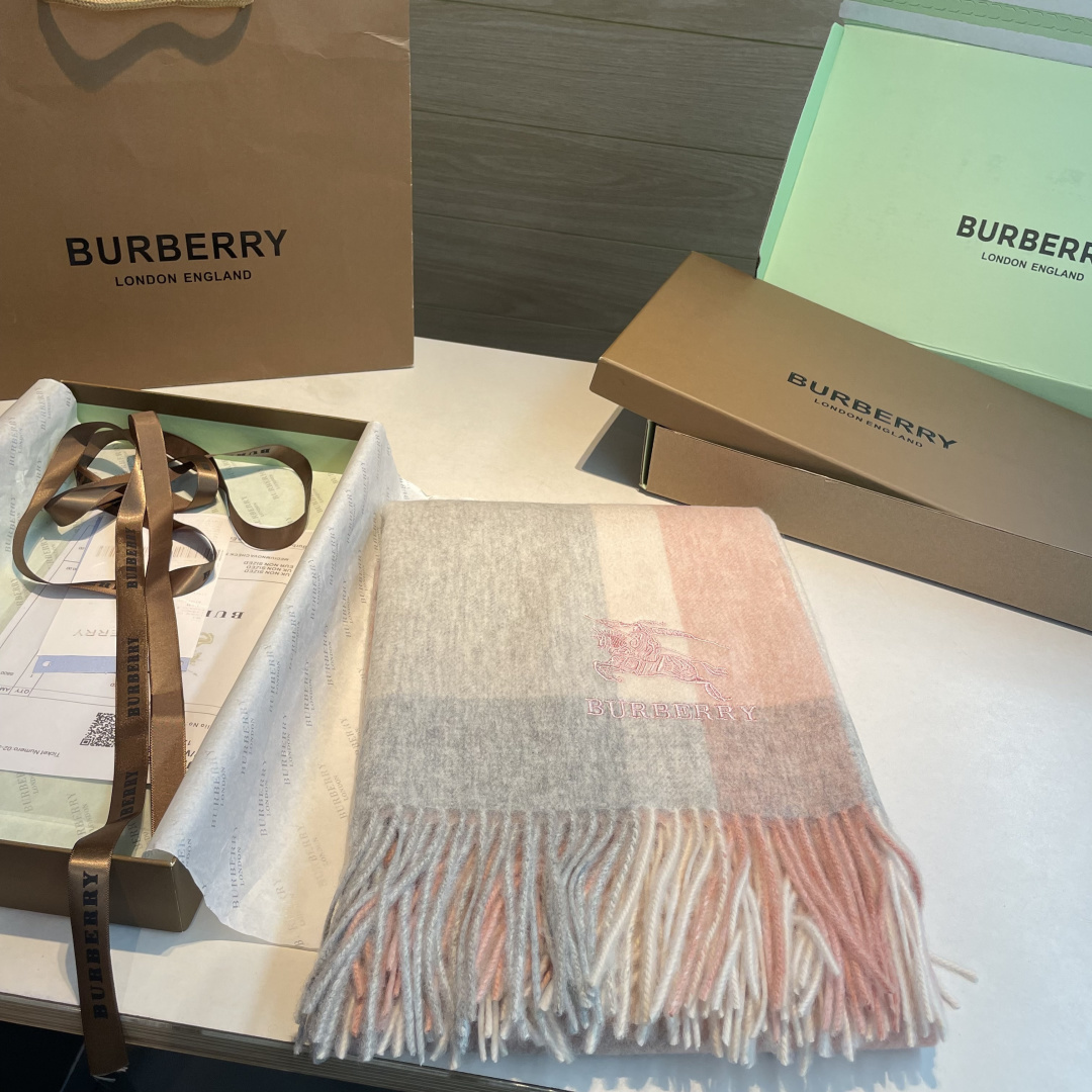 Burberry 巴宝莉爱心款 大B家新品围巾披肩‮磅重‬来了 bur 殿堂‮皇级‬室最新款 专‮在柜‬售16000+