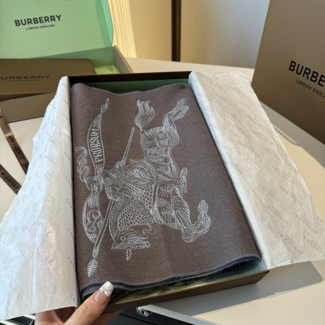 Burberry Burberry · 巴宝莉双面围巾 的要疯掉了 太有型太有魅力了 非常斯文 的秋冬单品 真的很喜欢
