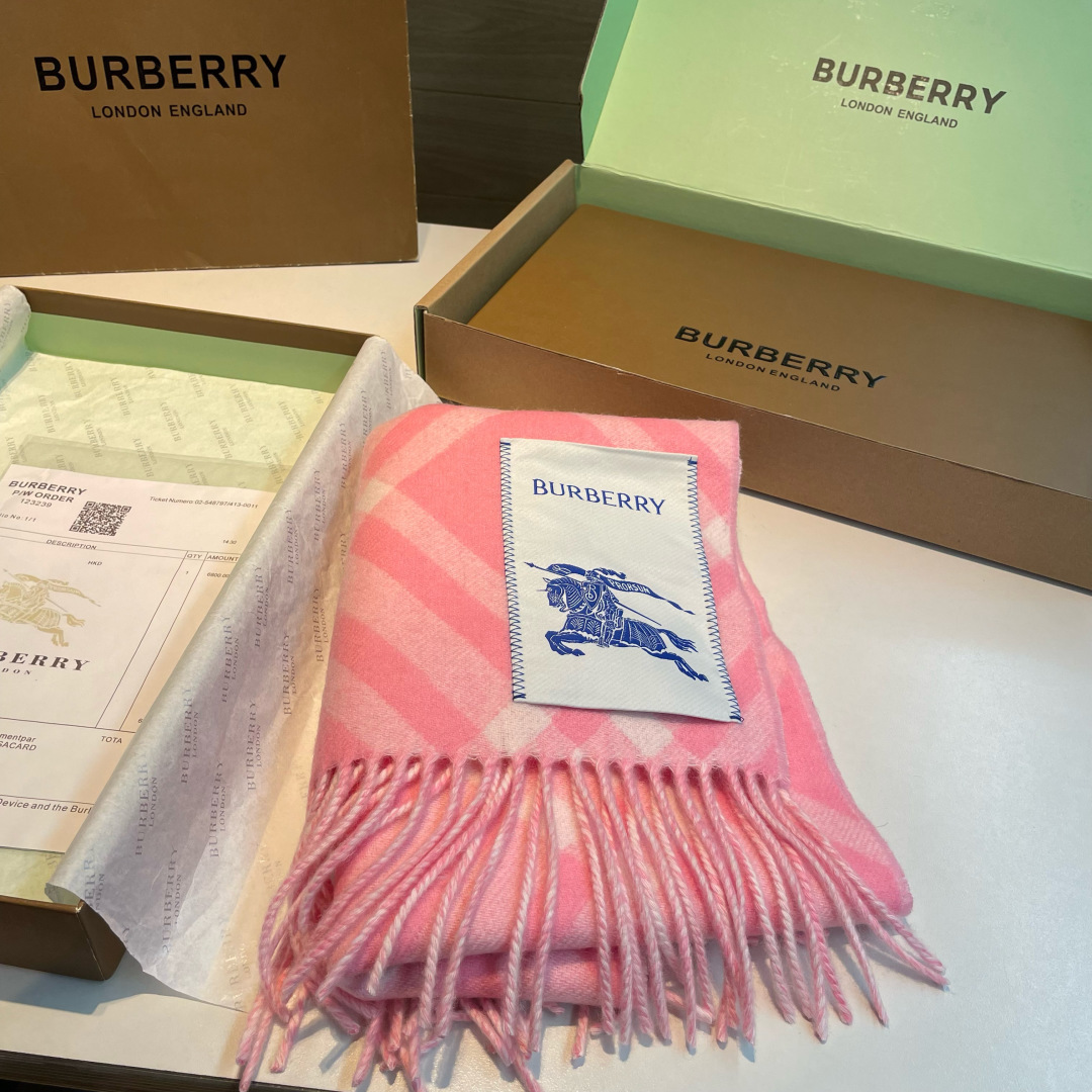 Burberry Burberry新款苏格兰格纹羊绒围巾 继全智贤带火的格纹款围巾之后 Bur又一款力作上市
