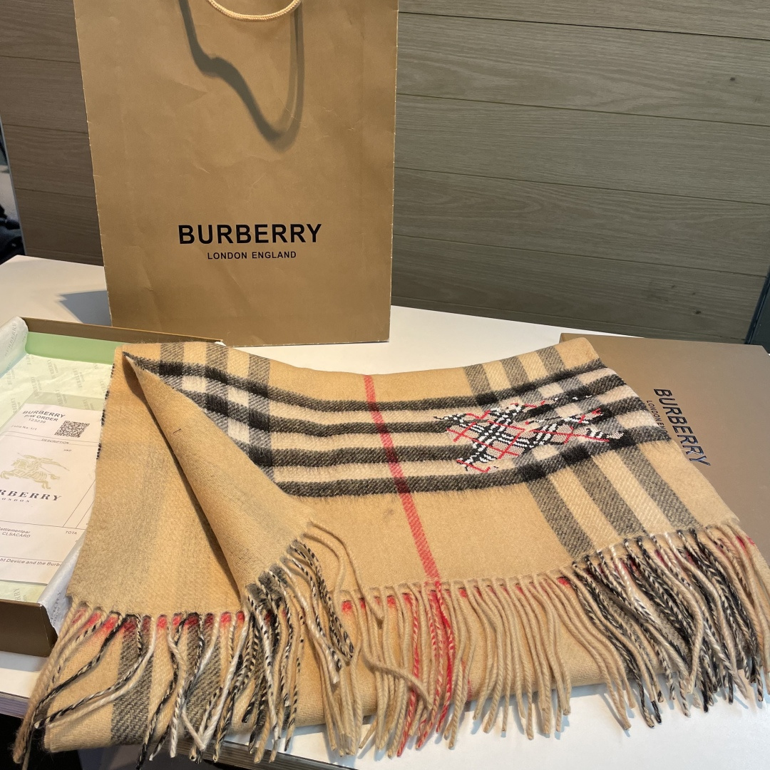 Burberry 格子万年款 bbr战马刺绣 【小格双面披肩】品质手感好到不行‼ 100%羊羔绒 高尖端产物 绝对令人尖叫的品质 的顶尖设计款
