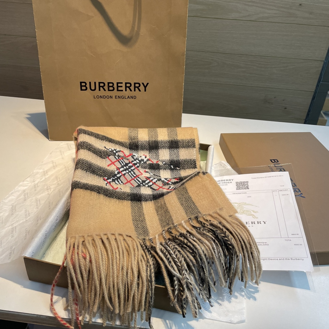 Burberry 格子万年款 bbr战马刺绣 【小格双面披肩】品质手感好到不行‼ 100%羊羔绒 高尖端产物 绝对令人尖叫的品质 的顶尖设计款