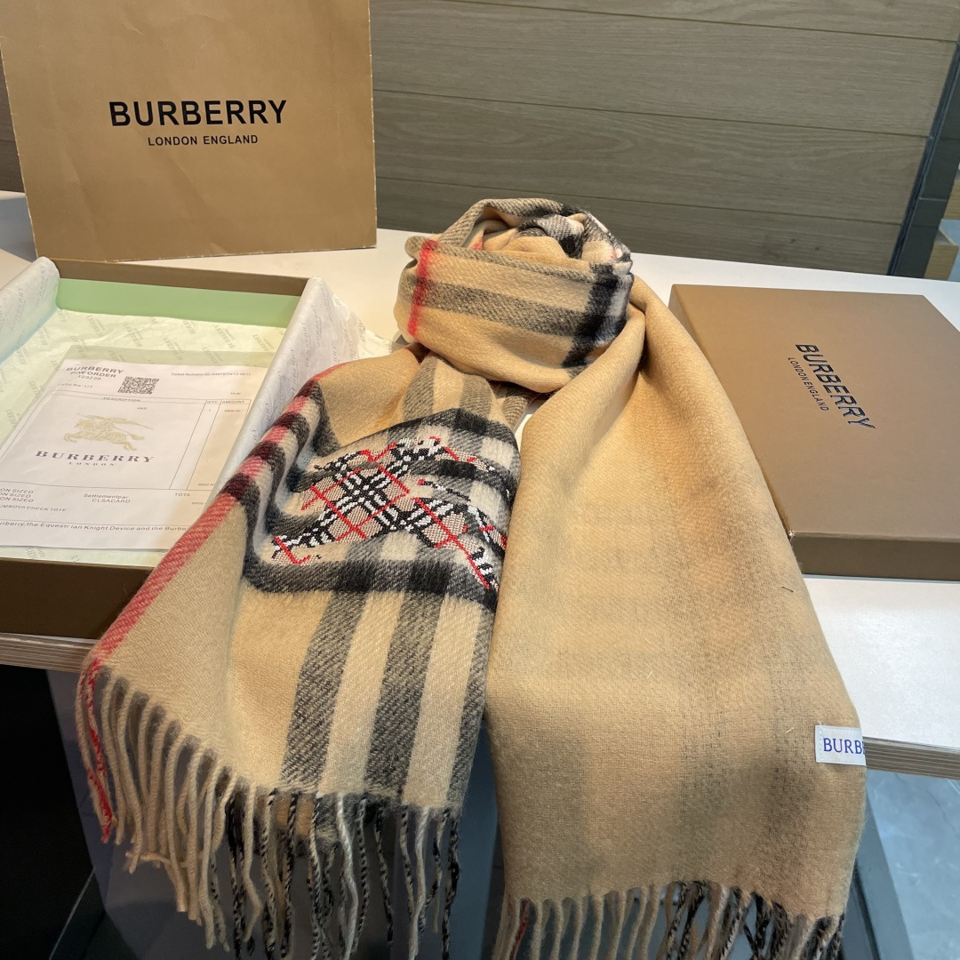 Burberry 格子万年款 bbr战马刺绣 【小格双面披肩】品质手感好到不行‼ 100%羊羔绒 高尖端产物 绝对令人尖叫的品质 的顶尖设计款