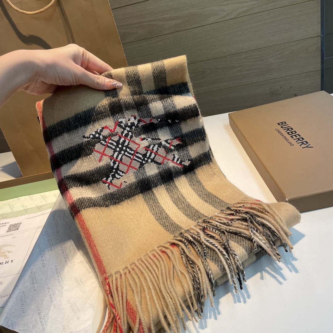 Burberry 格子万年款 bbr战马刺绣 【小格双面披肩】品质手感好到不行‼ 100%羊羔绒 高尖端产物 绝对令人尖叫的品质 的顶尖设计款