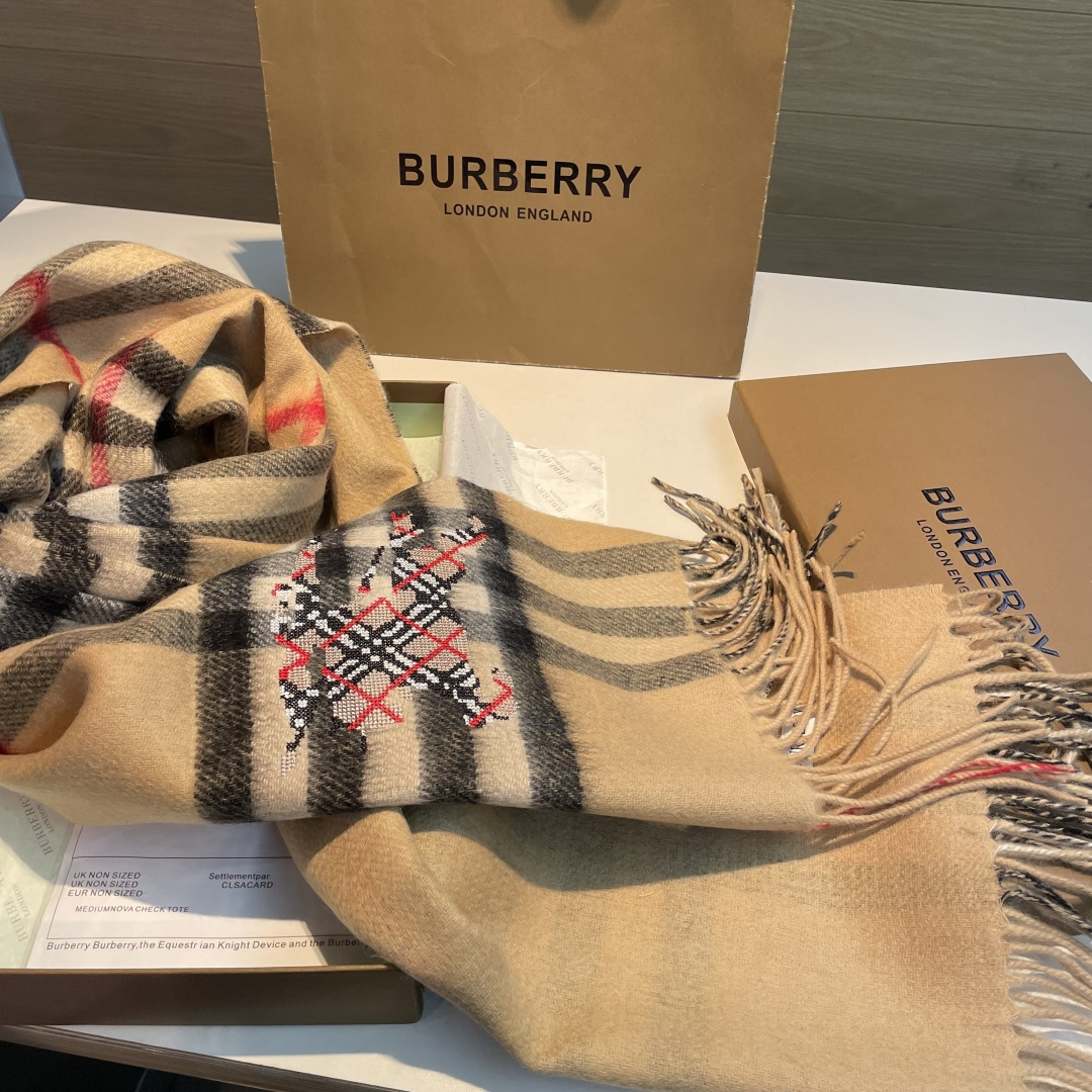 Burberry 格子万年款 bbr战马刺绣 【小格双面披肩】品质手感好到不行‼ 100%羊羔绒 高尖端产物 绝对令人尖叫的品质 的顶尖设计款