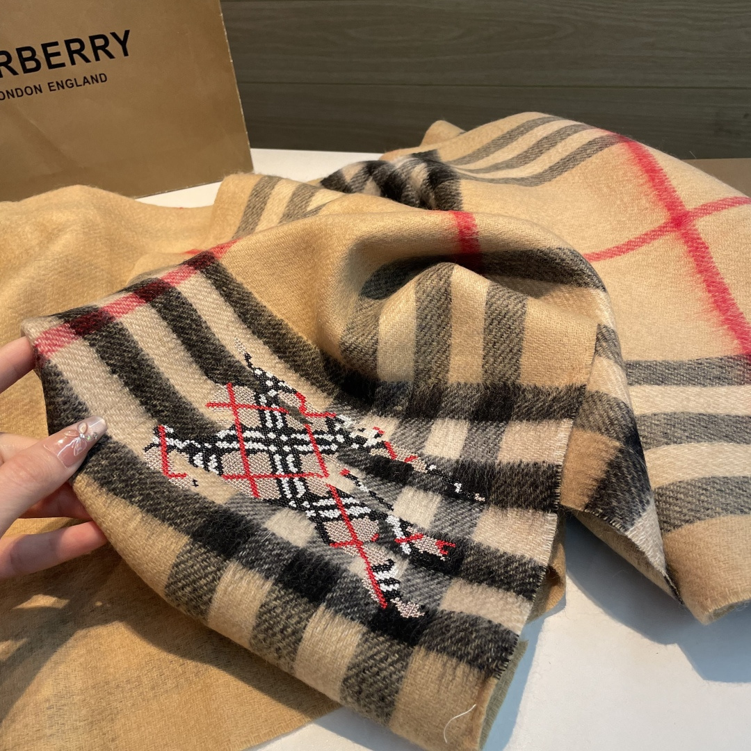 Burberry 格子万年款 bbr战马刺绣 【小格双面披肩】品质手感好到不行‼ 100%羊羔绒 高尖端产物 绝对令人尖叫的品质 的顶尖设计款