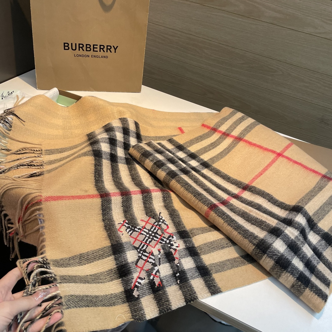 Burberry 格子万年款 bbr战马刺绣 【小格双面披肩】品质手感好到不行‼ 100%羊羔绒 高尖端产物 绝对令人尖叫的品质 的顶尖设计款