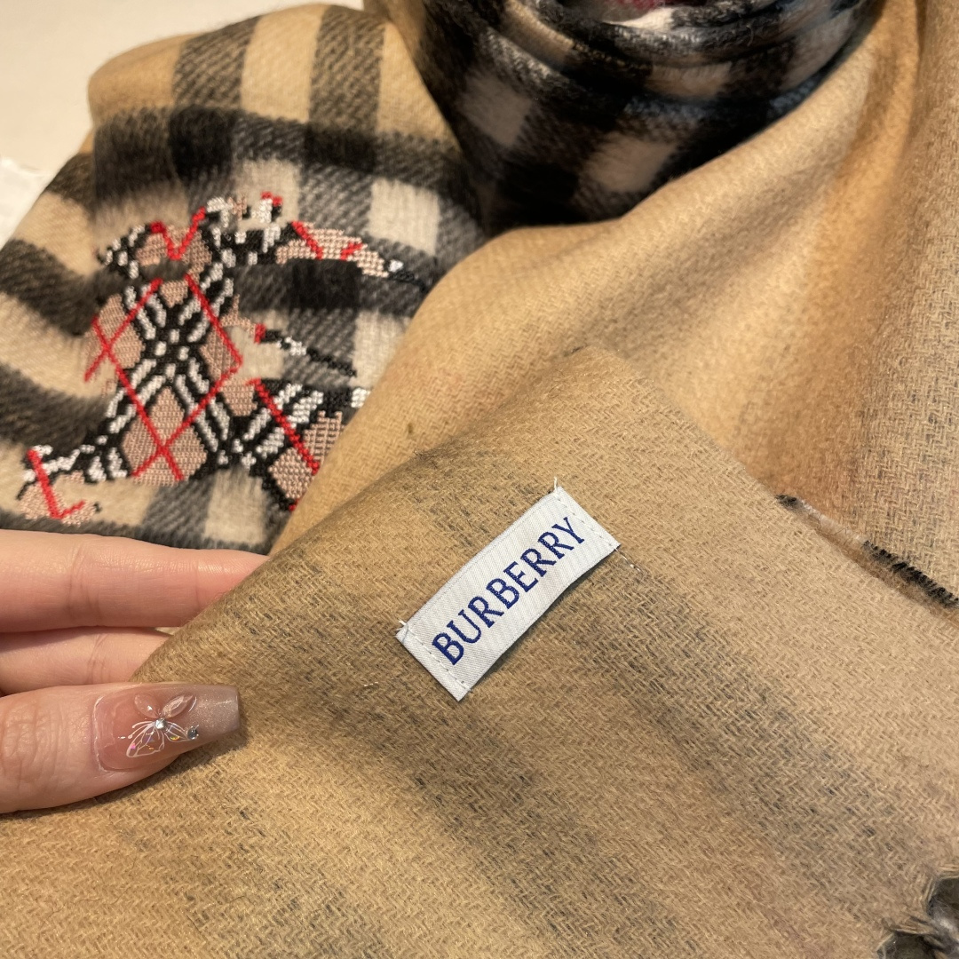 Burberry 格子万年款 bbr战马刺绣 【小格双面披肩】品质手感好到不行‼ 100%羊羔绒 高尖端产物 绝对令人尖叫的品质 的顶尖设计款