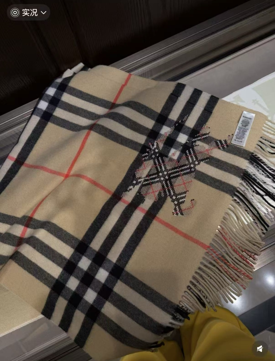 Burberry 格子万年款 bbr战马刺绣 【小格双面披肩】品质手感好到不行‼ 100%羊羔绒 高尖端产物 绝对令人尖叫的品质 的顶尖设计款