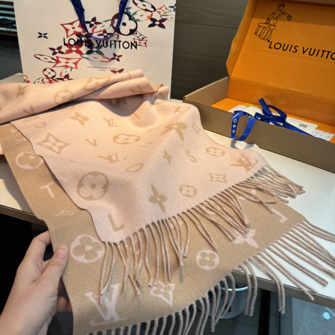 Reykjavik 2.0 围巾为柔软山羊绒标注 Monogram 花卉和 LV 字母，其间点缀品牌名称