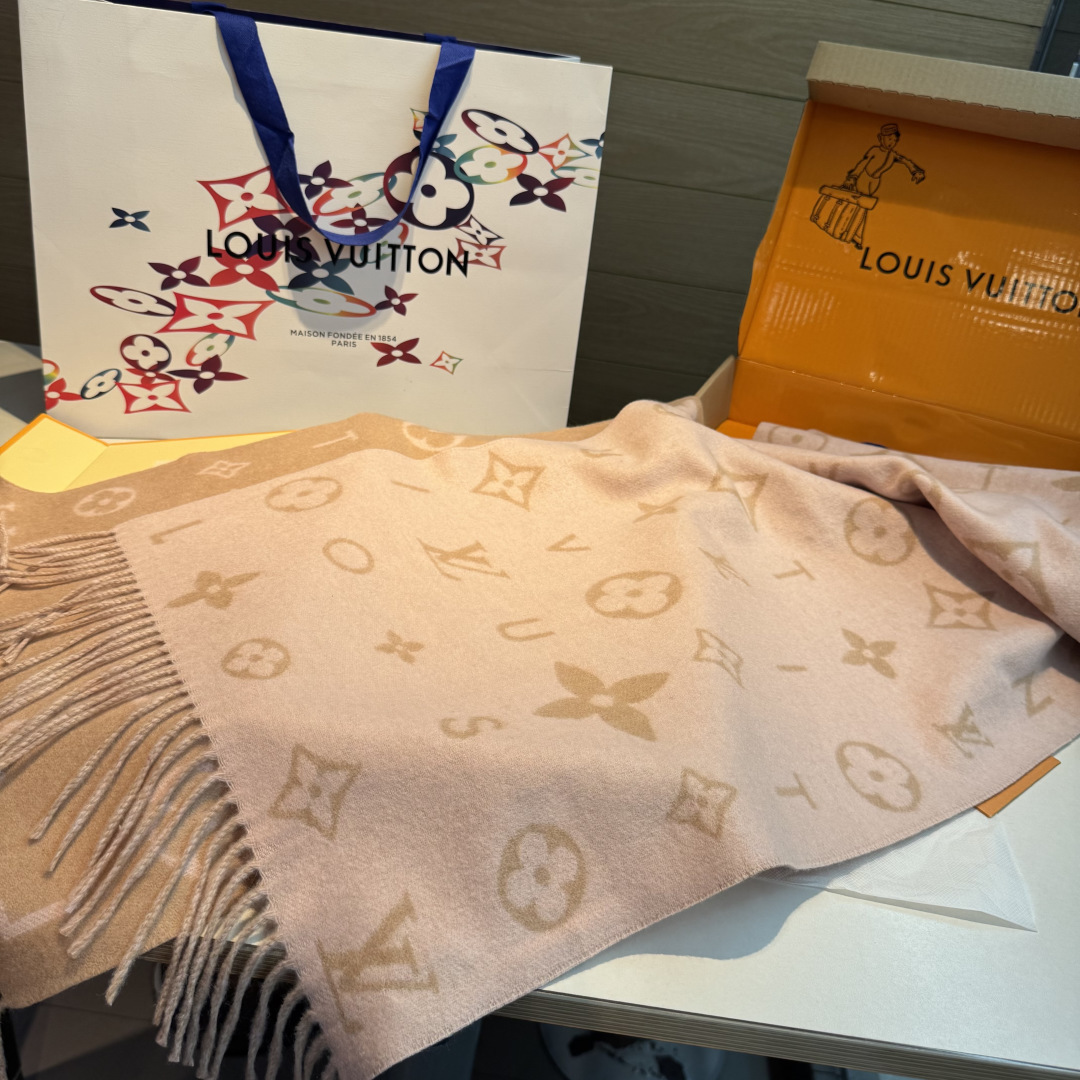 Reykjavik 2.0 围巾为柔软山羊绒标注 Monogram 花卉和 LV 字母，其间点缀品牌名称