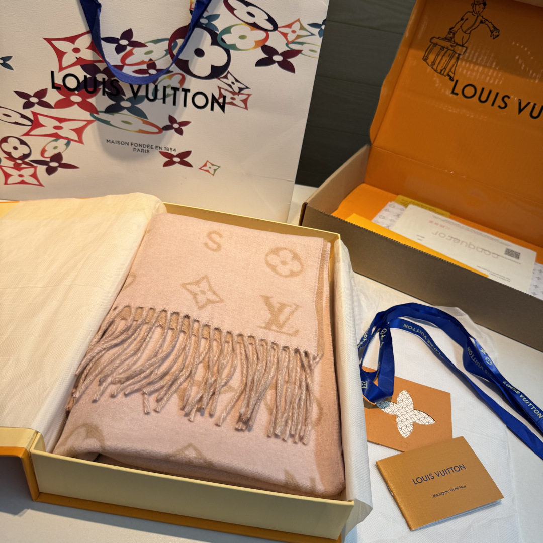 Reykjavik 2.0 围巾为柔软山羊绒标注 Monogram 花卉和 LV 字母，其间点缀品牌名称