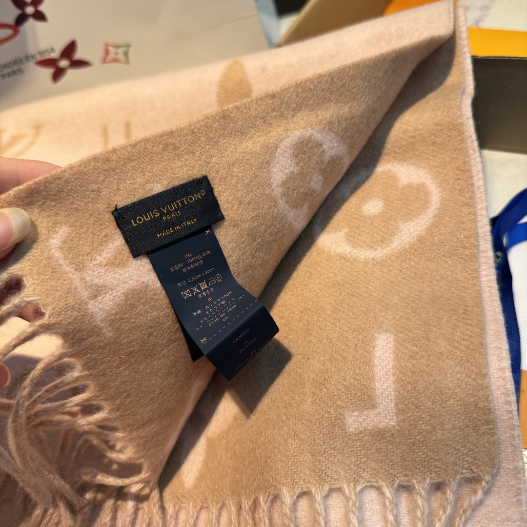 Reykjavik 2.0 围巾为柔软山羊绒标注 Monogram 花卉和 LV 字母，其间点缀品牌名称