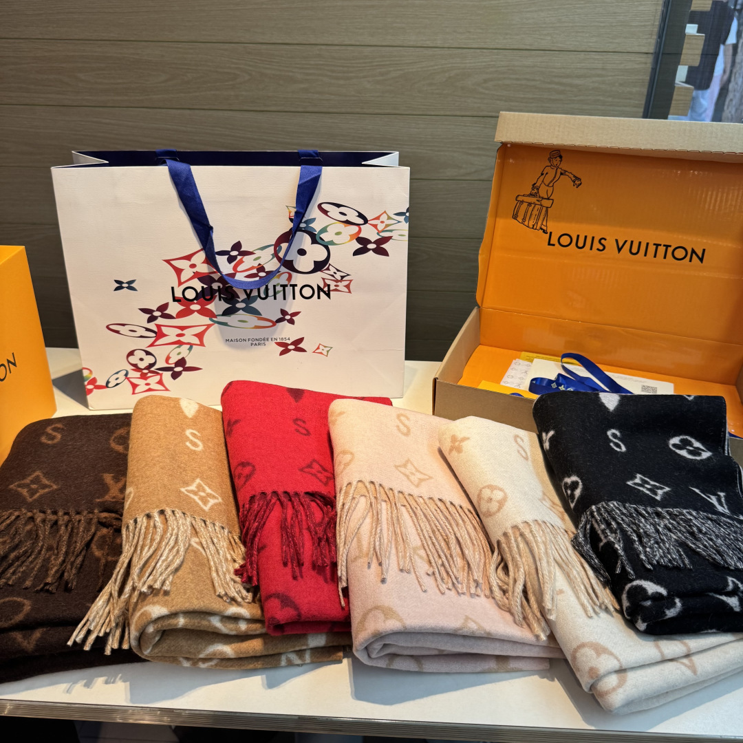 Reykjavik 2.0 围巾为柔软山羊绒标注 Monogram 花卉和 LV 字母，其间点缀品牌名称