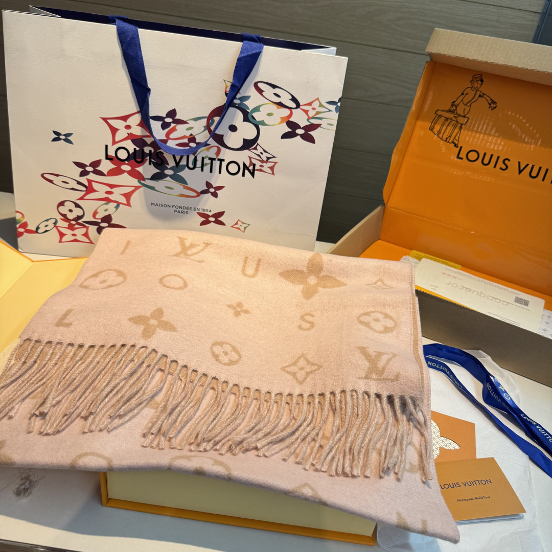 Reykjavik 2.0 围巾为柔软山羊绒标注 Monogram 花卉和 LV 字母，其间点缀品牌名称