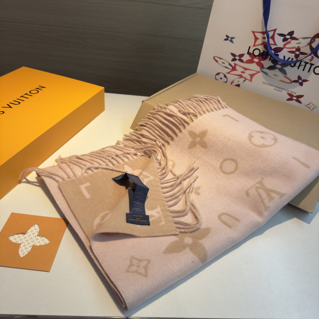 Reykjavik 2.0 围巾为柔软山羊绒标注 Monogram 花卉和 LV 字母，其间点缀品牌名称