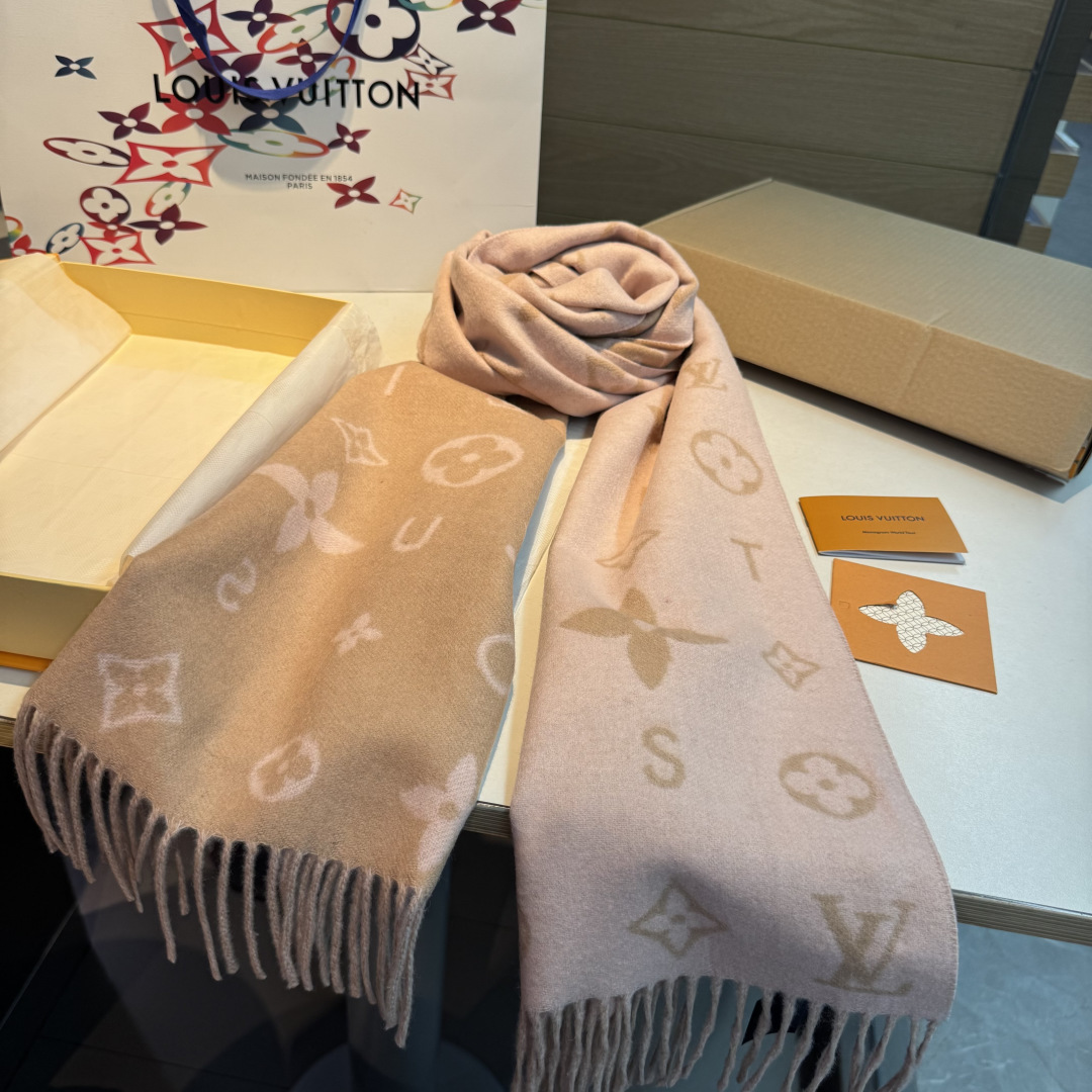 Reykjavik 2.0 围巾为柔软山羊绒标注 Monogram 花卉和 LV 字母，其间点缀品牌名称