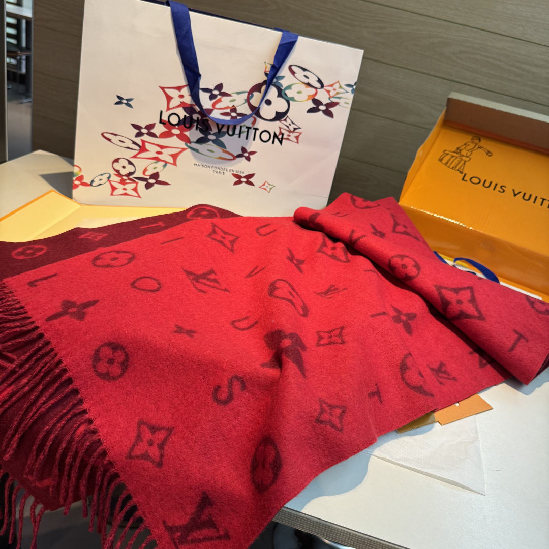 Reykjavik 2.0 围巾为柔软山羊绒标注 Monogram 花卉和 LV 字母，其间点缀品牌名称