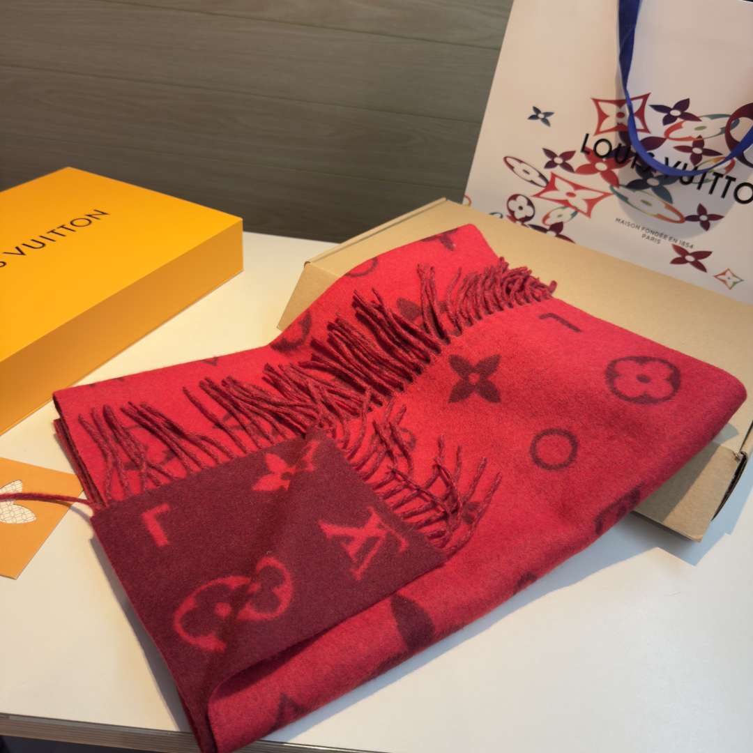 Reykjavik 2.0 围巾为柔软山羊绒标注 Monogram 花卉和 LV 字母，其间点缀品牌名称