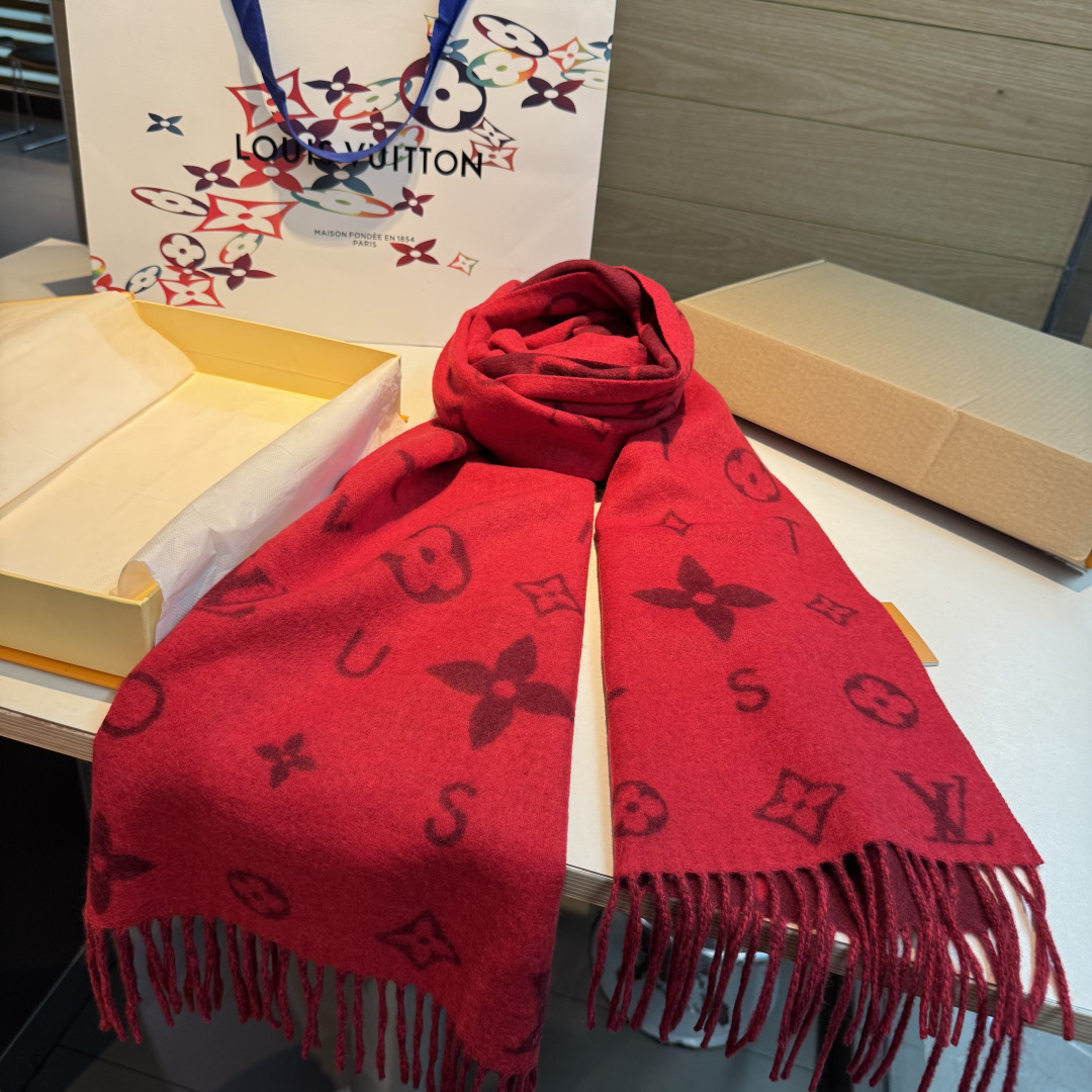 Reykjavik 2.0 围巾为柔软山羊绒标注 Monogram 花卉和 LV 字母，其间点缀品牌名称