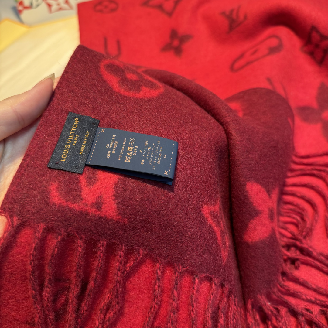 Reykjavik 2.0 围巾为柔软山羊绒标注 Monogram 花卉和 LV 字母，其间点缀品牌名称