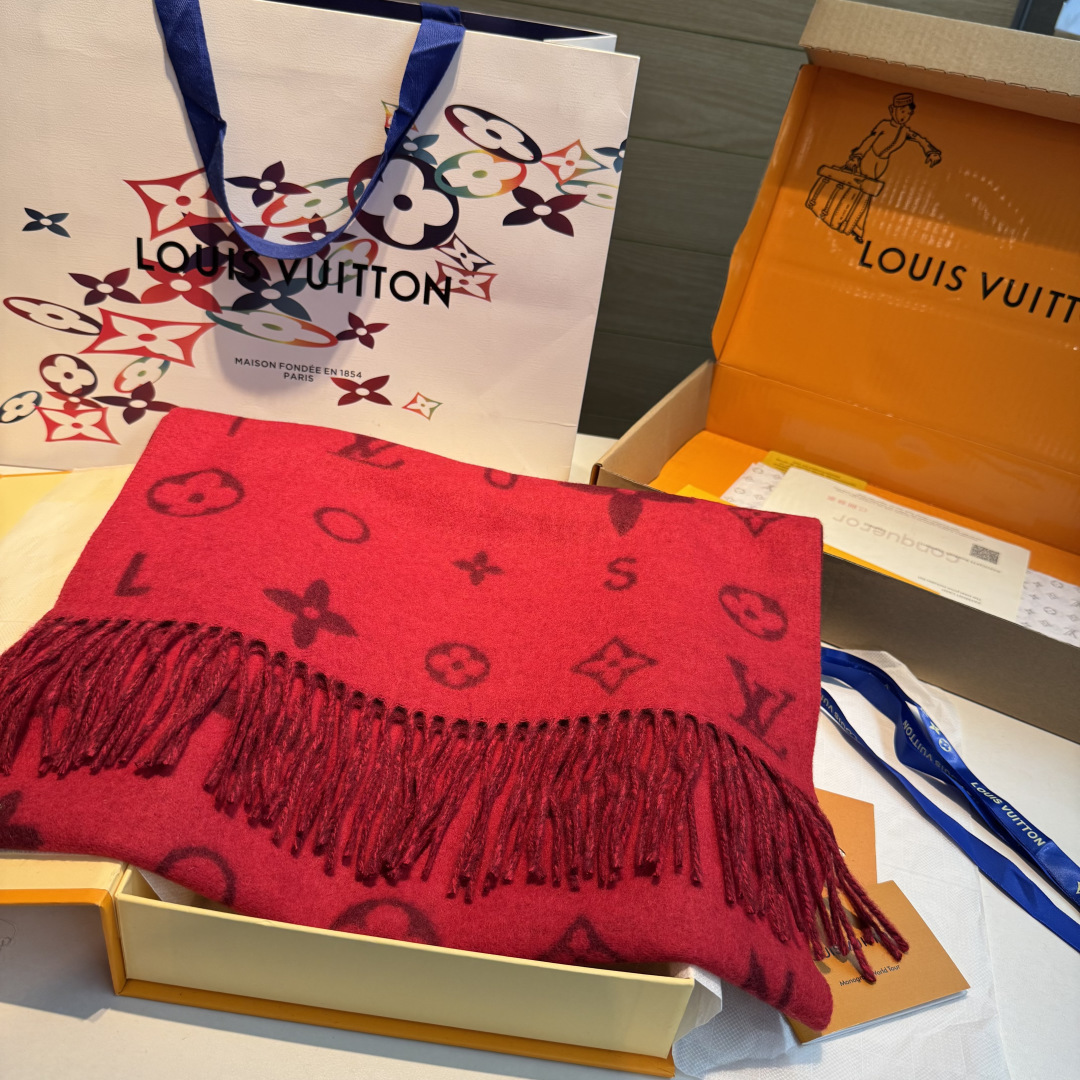 Reykjavik 2.0 围巾为柔软山羊绒标注 Monogram 花卉和 LV 字母，其间点缀品牌名称