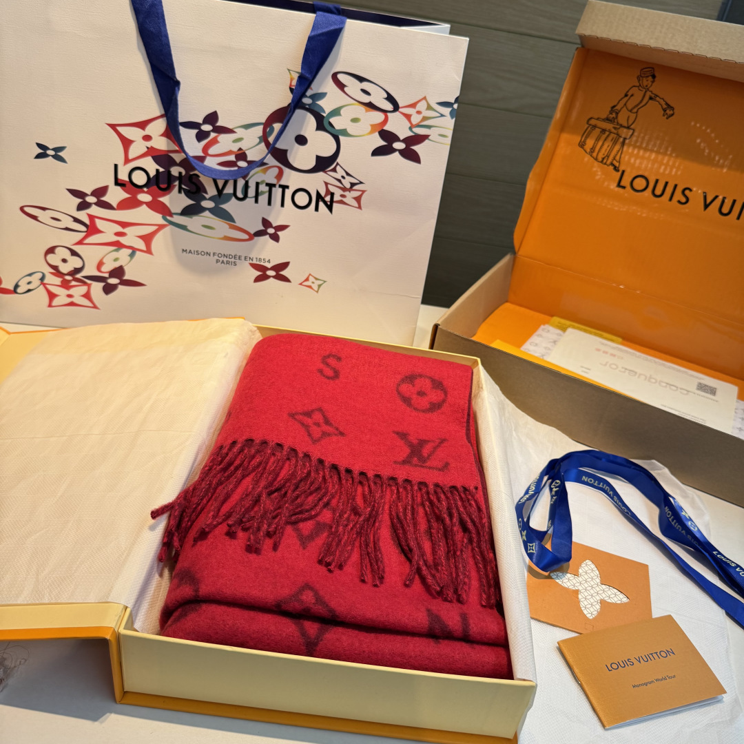 Reykjavik 2.0 围巾为柔软山羊绒标注 Monogram 花卉和 LV 字母，其间点缀品牌名称
