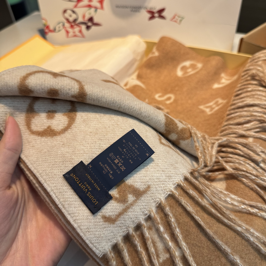 Reykjavik 2.0 围巾为柔软山羊绒标注 Monogram 花卉和 LV 字母，其间点缀品牌名称