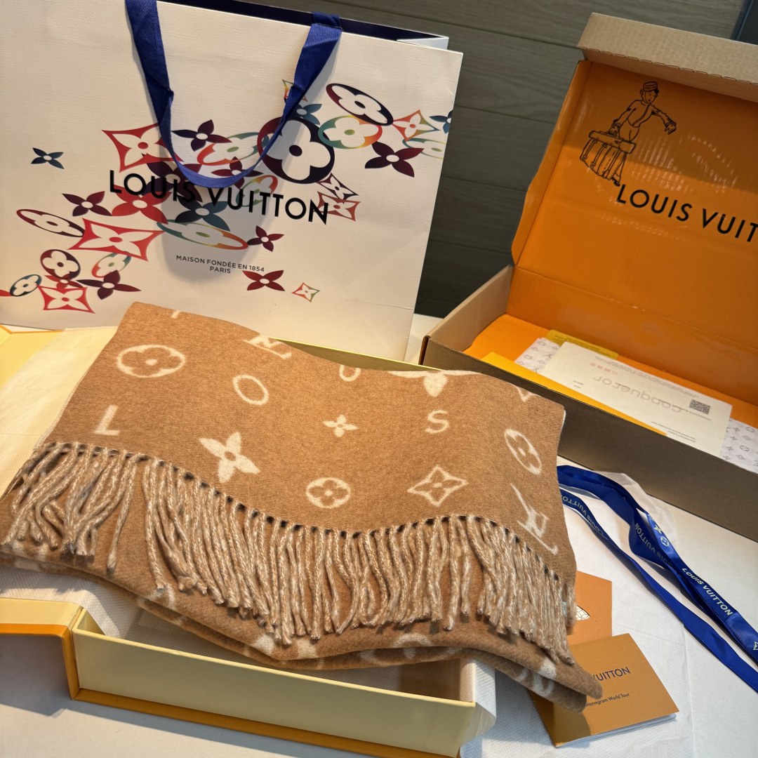 Reykjavik 2.0 围巾为柔软山羊绒标注 Monogram 花卉和 LV 字母，其间点缀品牌名称