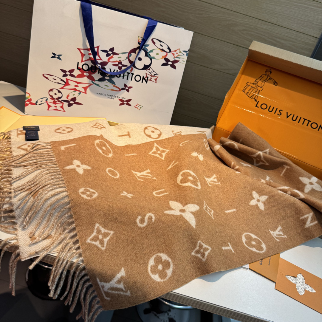 Reykjavik 2.0 围巾为柔软山羊绒标注 Monogram 花卉和 LV 字母，其间点缀品牌名称