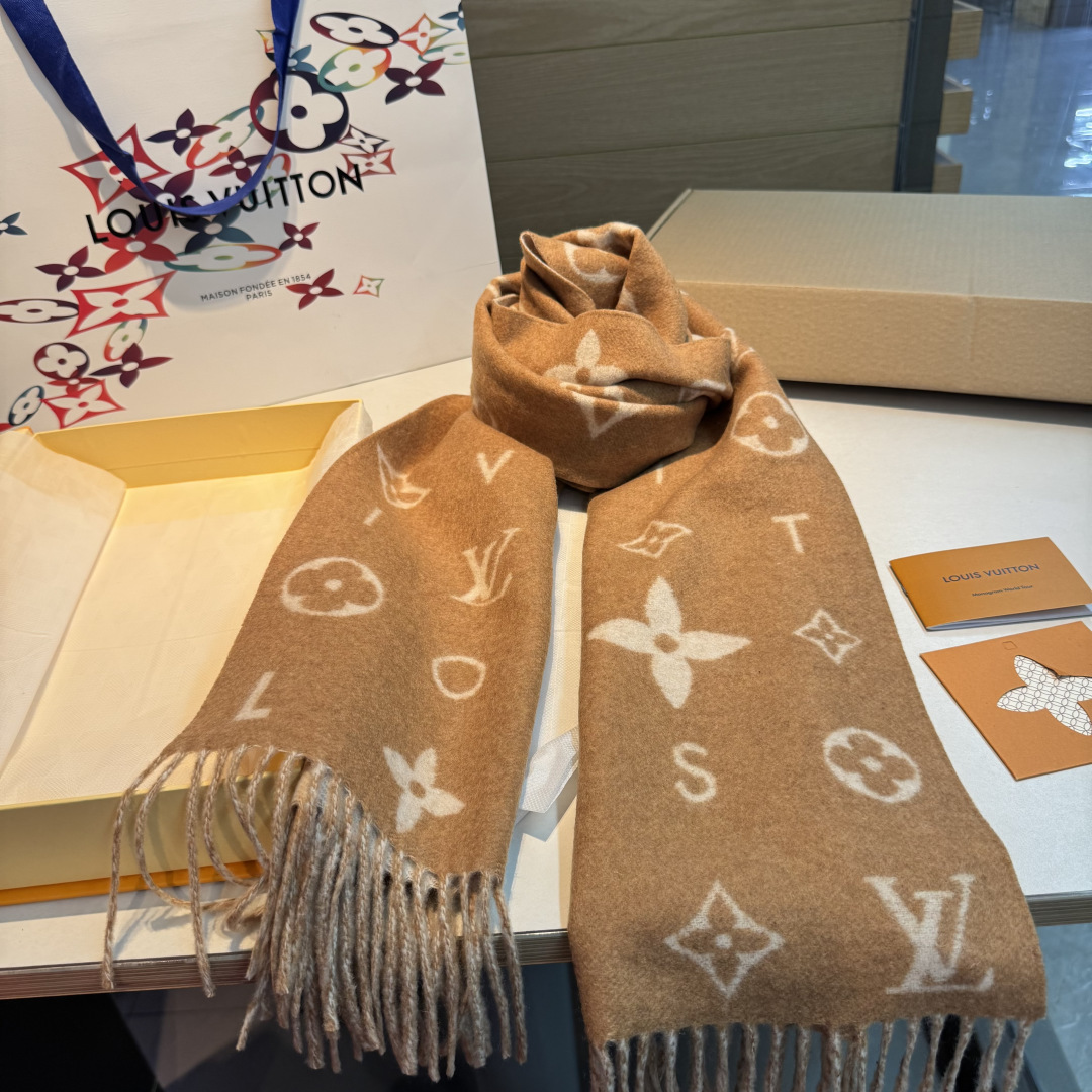 Reykjavik 2.0 围巾为柔软山羊绒标注 Monogram 花卉和 LV 字母，其间点缀品牌名称