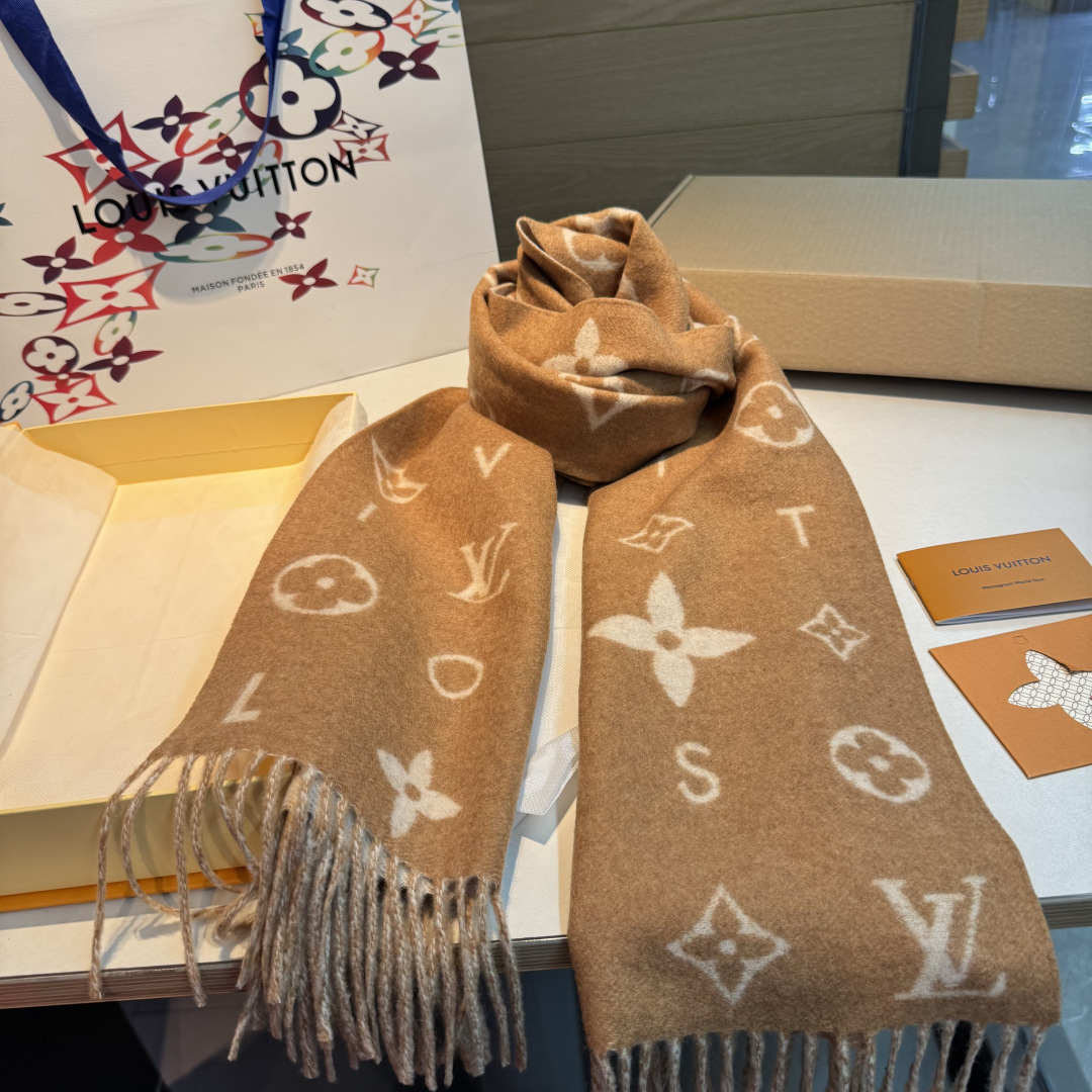 Reykjavik 2.0 围巾为柔软山羊绒标注 Monogram 花卉和 LV 字母，其间点缀品牌名称