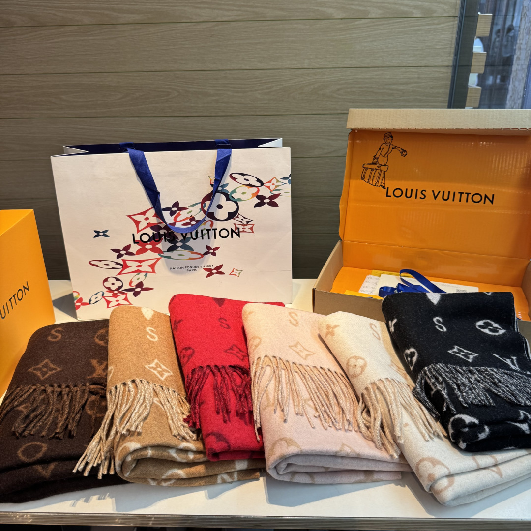 Reykjavik 2.0 围巾为柔软山羊绒标注 Monogram 花卉和 LV 字母，其间点缀品牌名称