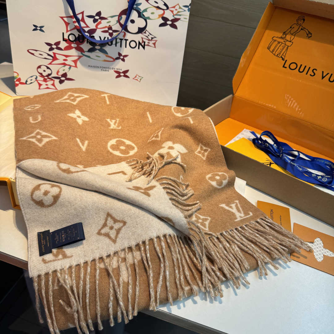 Reykjavik 2.0 围巾为柔软山羊绒标注 Monogram 花卉和 LV 字母，其间点缀品牌名称