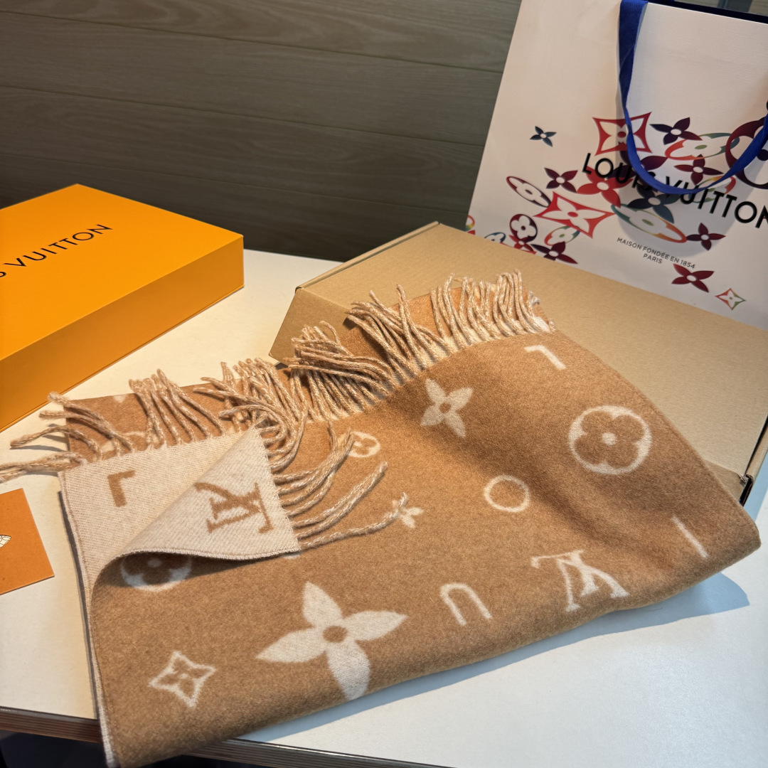 Reykjavik 2.0 围巾为柔软山羊绒标注 Monogram 花卉和 LV 字母，其间点缀品牌名称