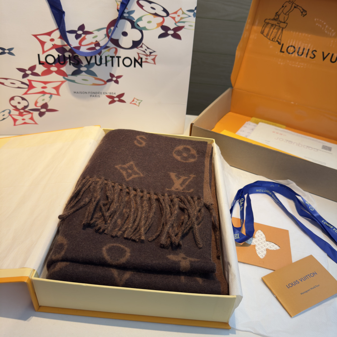 Reykjavik 2.0 围巾为柔软山羊绒标注 Monogram 花卉和 LV 字母，其间点缀品牌名称