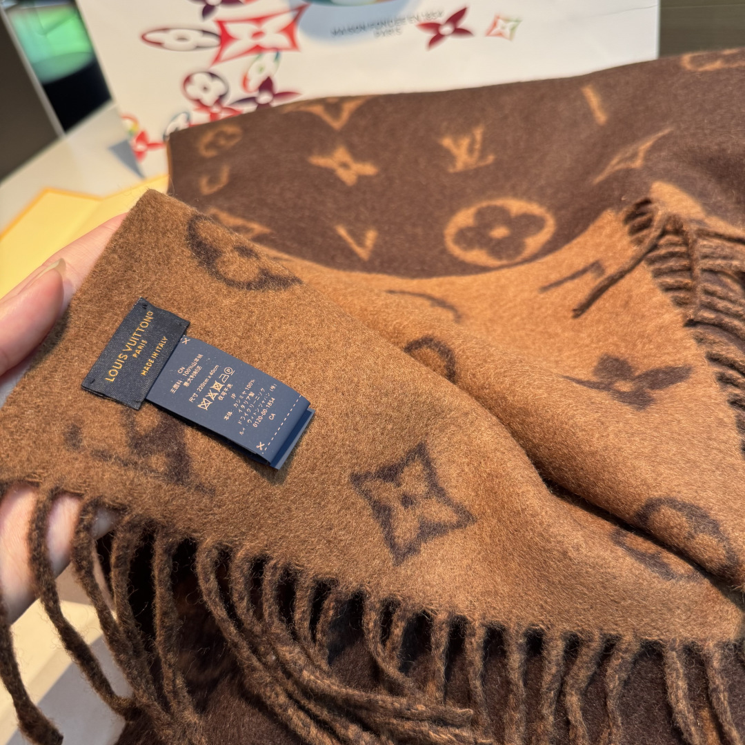 Reykjavik 2.0 围巾为柔软山羊绒标注 Monogram 花卉和 LV 字母，其间点缀品牌名称