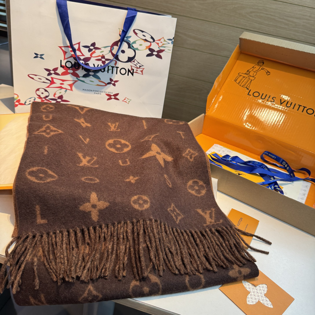 Reykjavik 2.0 围巾为柔软山羊绒标注 Monogram 花卉和 LV 字母，其间点缀品牌名称