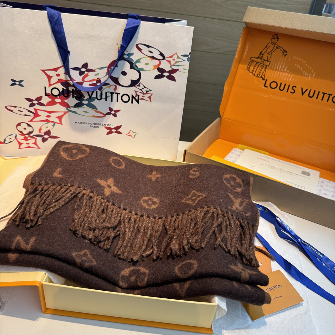 Reykjavik 2.0 围巾为柔软山羊绒标注 Monogram 花卉和 LV 字母，其间点缀品牌名称