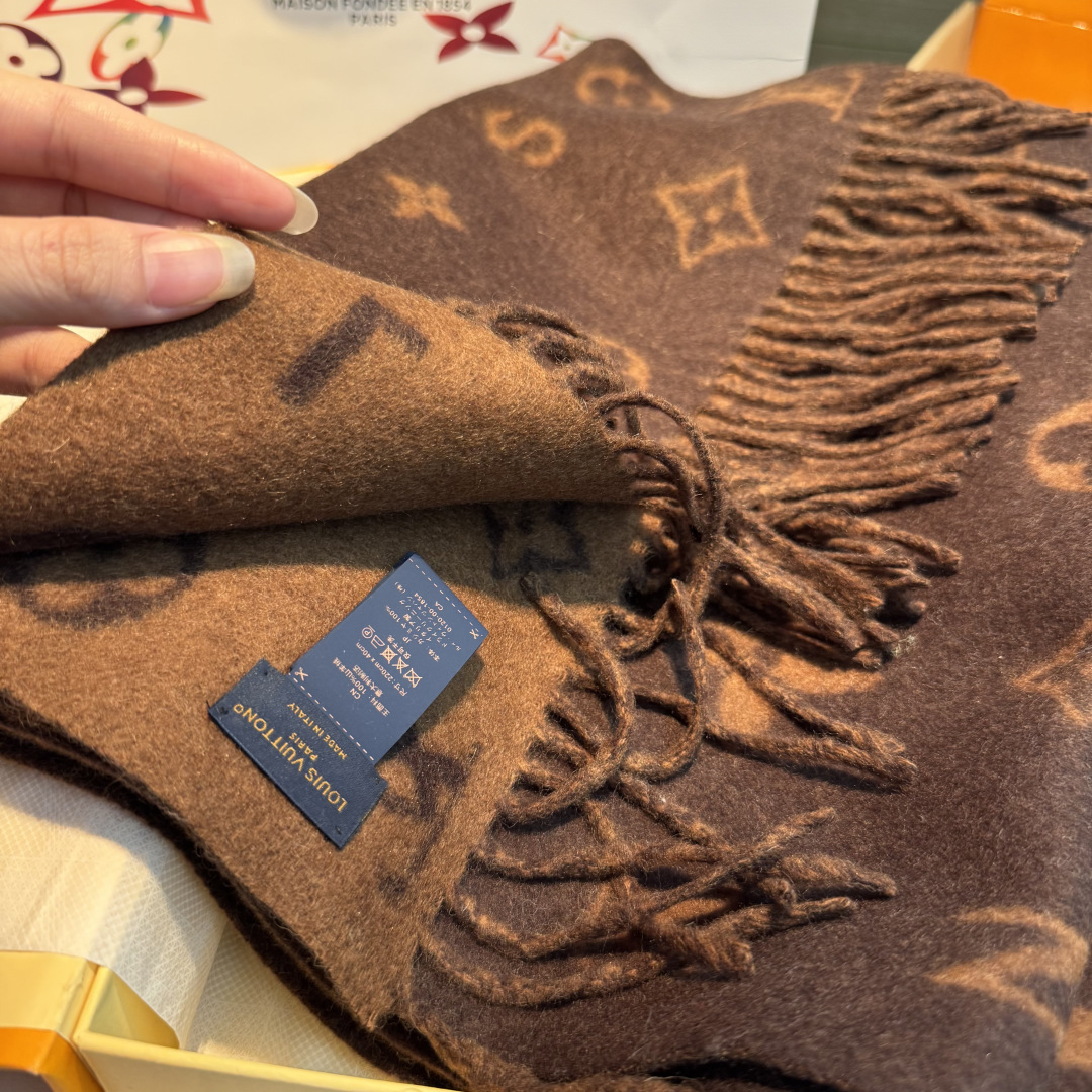 Reykjavik 2.0 围巾为柔软山羊绒标注 Monogram 花卉和 LV 字母，其间点缀品牌名称