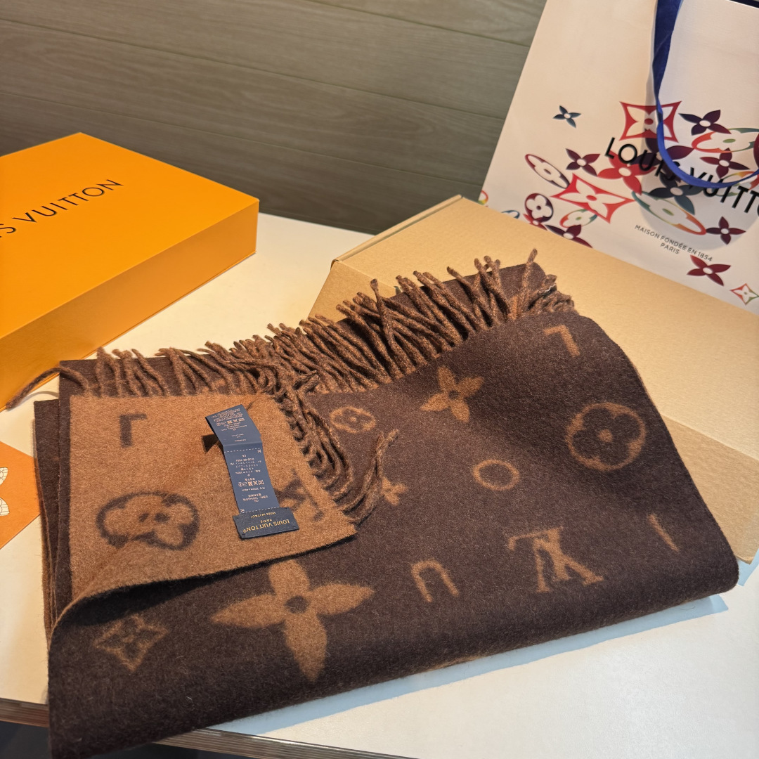 Reykjavik 2.0 围巾为柔软山羊绒标注 Monogram 花卉和 LV 字母，其间点缀品牌名称