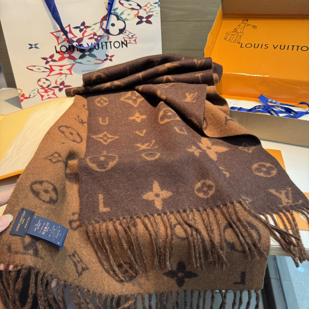 Reykjavik 2.0 围巾为柔软山羊绒标注 Monogram 花卉和 LV 字母，其间点缀品牌名称