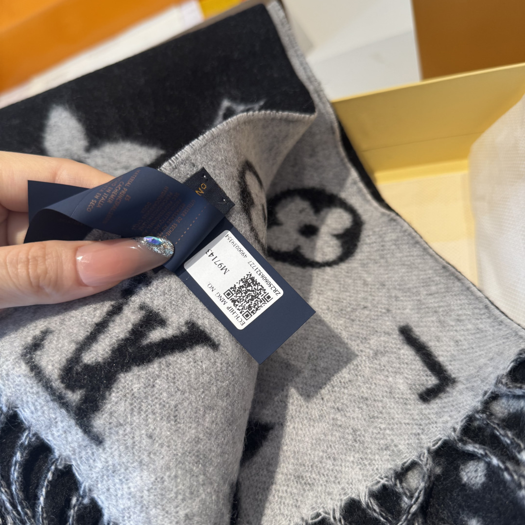 Reykjavik 2.0 围巾为柔软山羊绒标注 Monogram 花卉和 LV 字母，其间点缀品牌名称