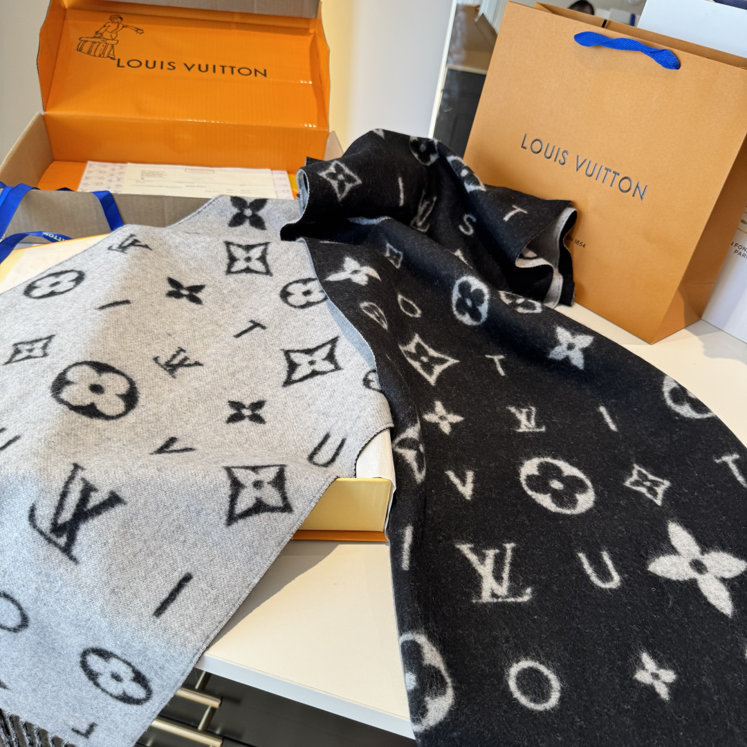 Reykjavik 2.0 围巾为柔软山羊绒标注 Monogram 花卉和 LV 字母，其间点缀品牌名称