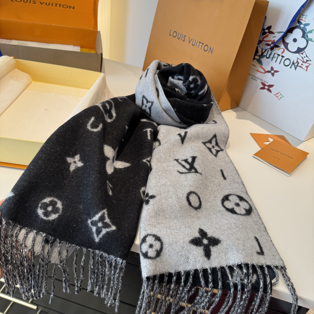 Reykjavik 2.0 围巾为柔软山羊绒标注 Monogram 花卉和 LV 字母，其间点缀品牌名称