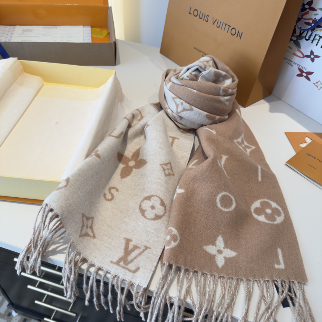 Reykjavik 2.0 围巾为柔软山羊绒标注 Monogram 花卉和 LV 字母，其间点缀品牌名称