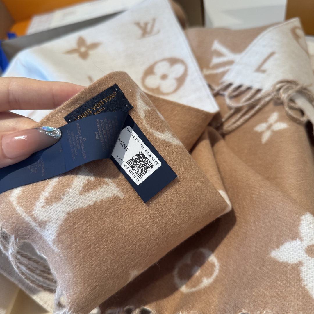 Reykjavik 2.0 围巾为柔软山羊绒标注 Monogram 花卉和 LV 字母，其间点缀品牌名称
