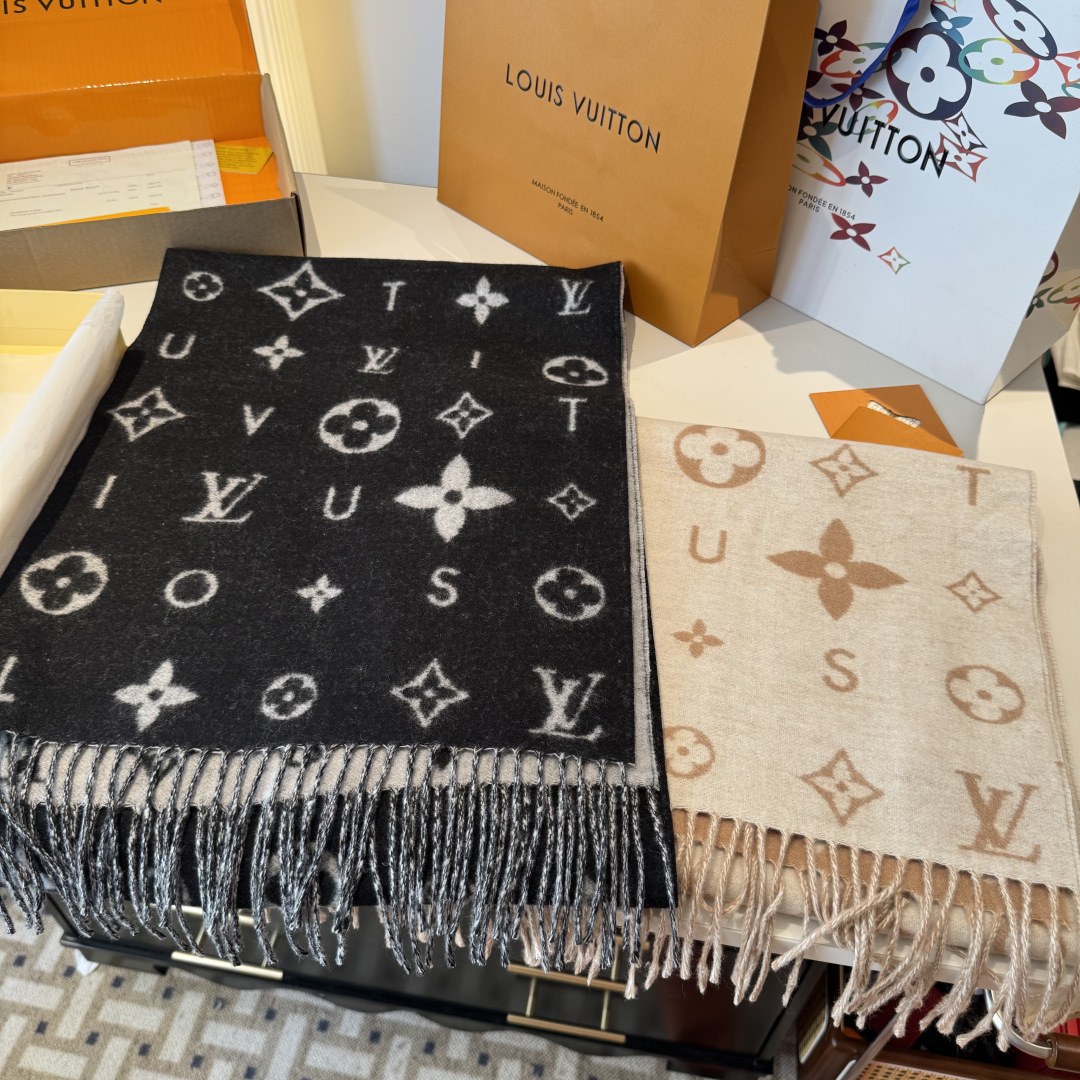 Reykjavik 2.0 围巾为柔软山羊绒标注 Monogram 花卉和 LV 字母，其间点缀品牌名称