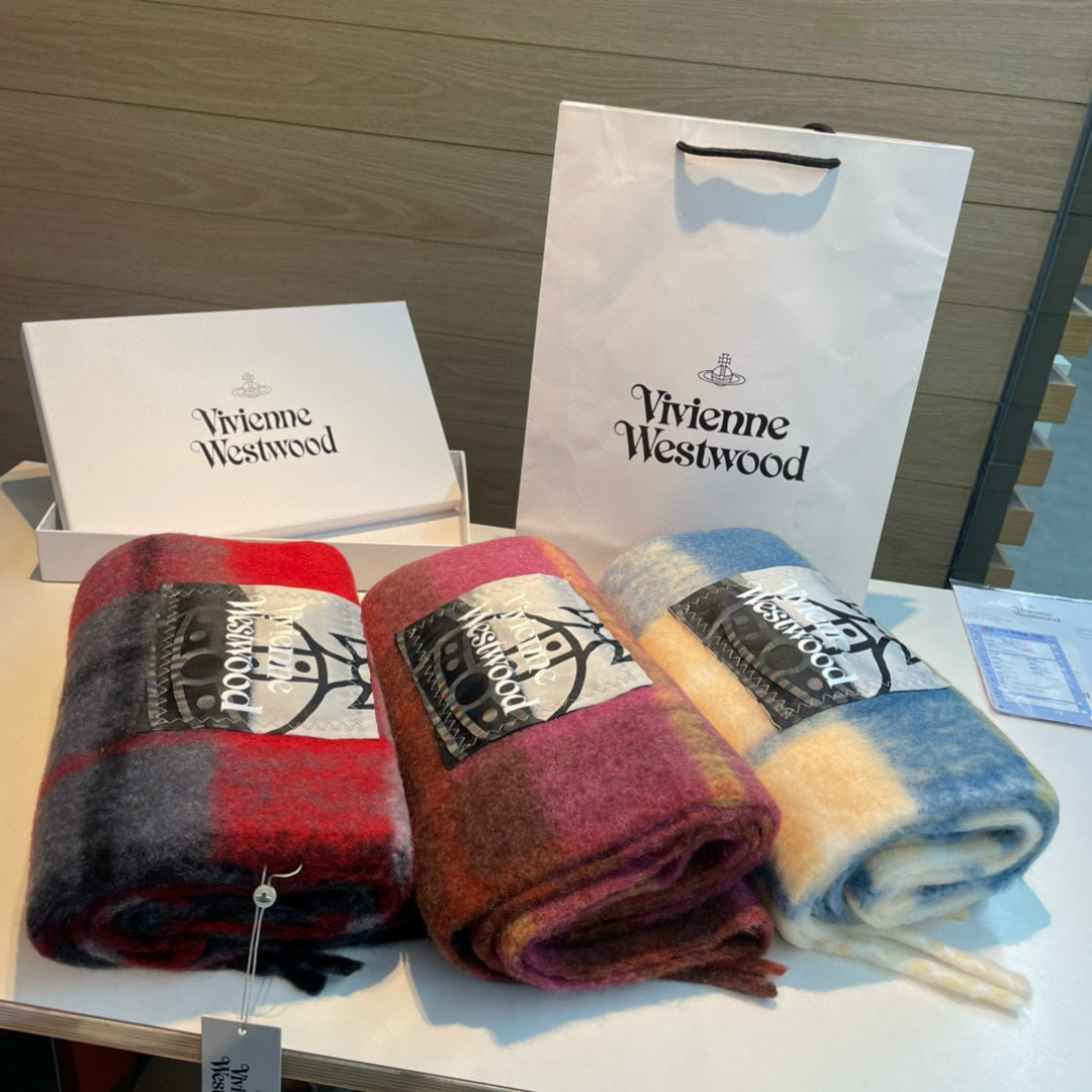 新款到货‼️𝐕𝐢𝐯𝐢𝐞𝐧𝐧𝐞 𝐖𝐞𝐬𝐭𝐰𝐨𝐨𝐝🪐✨经典大土星马海毛围巾 vivienne westwoo