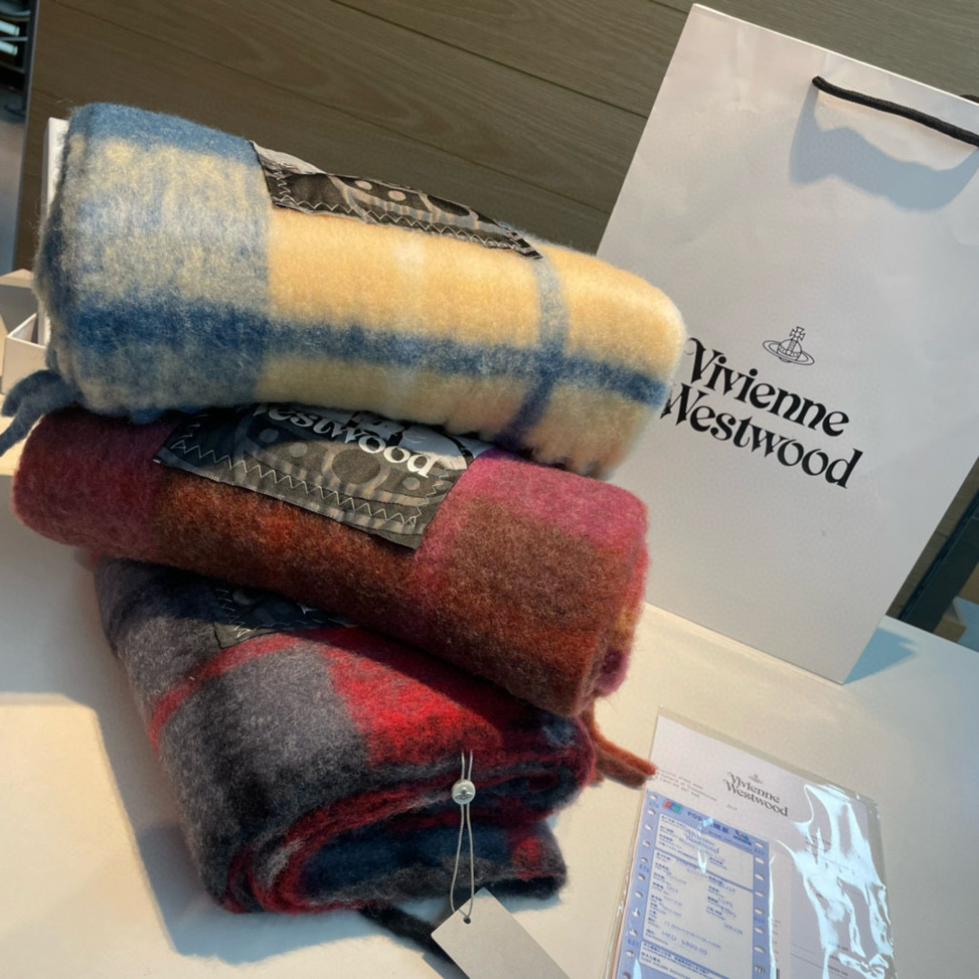 新款到货‼️𝐕𝐢𝐯𝐢𝐞𝐧𝐧𝐞 𝐖𝐞𝐬𝐭𝐰𝐨𝐨𝐝🪐✨经典大土星马海毛围巾 vivienne westwoo